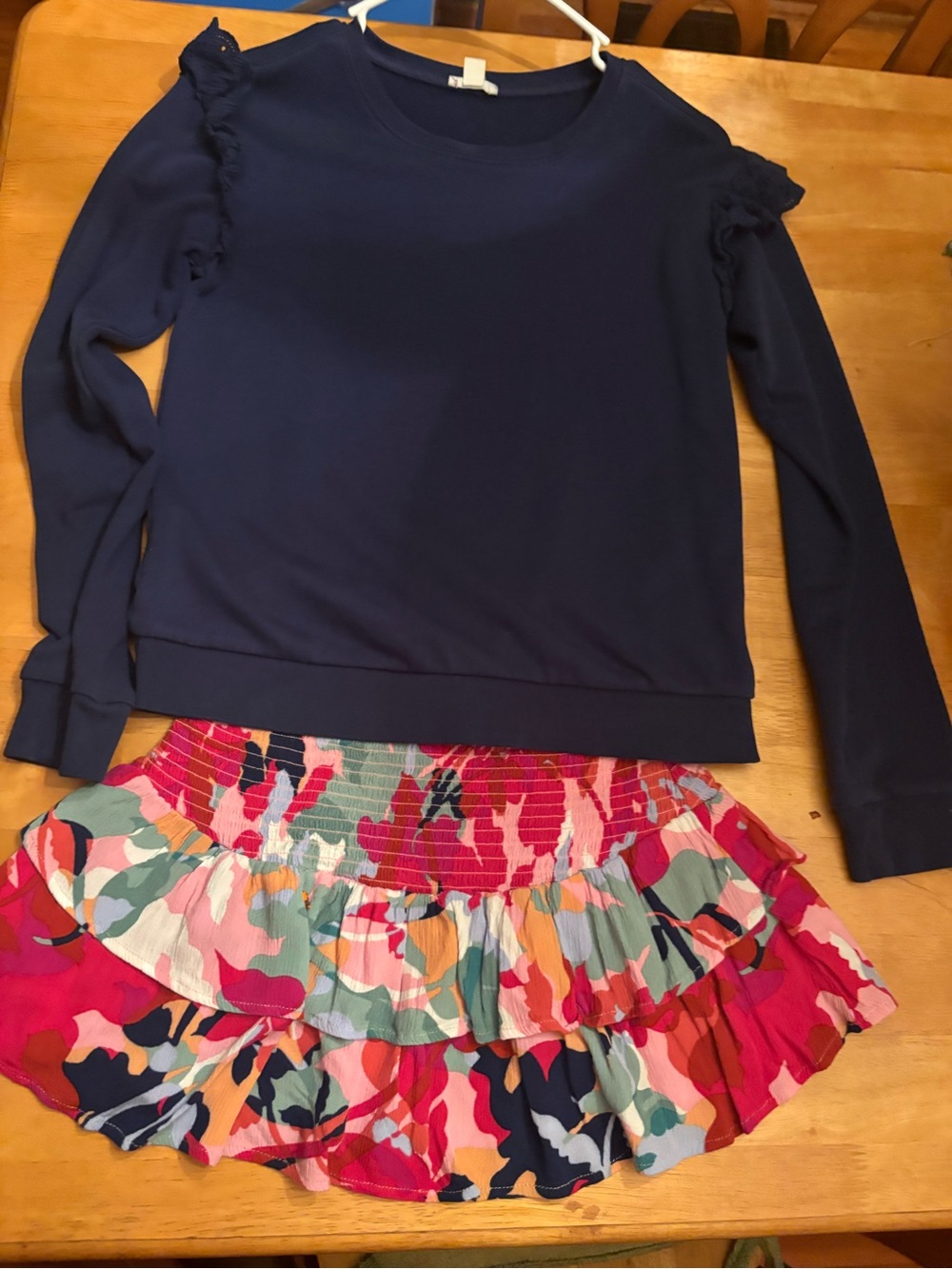 Girls outfit fits like 14/16 XL